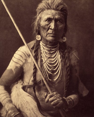 Wolf, Indiaanse Apsaroke. Foto uit deel 4 van de encyclopedie gepubliceerd door Edward S. Curtis over de Indianen van Noord-Amerika, met een voorwoord van Theodore Roosevelt. Tussen 1907 en 1930. door Edward Sheriff Curtis