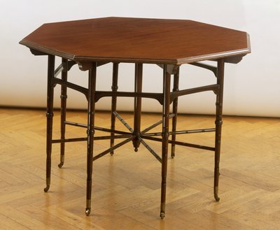 Achthoekige tafel, vervaardigd door Collinson en Lock, c.1875 door Edward William Godwin
