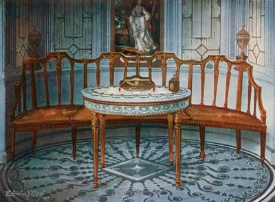 Gesneden satijnen barback bank. Geschilderde en vergulde tafel door Edwin John Foley
