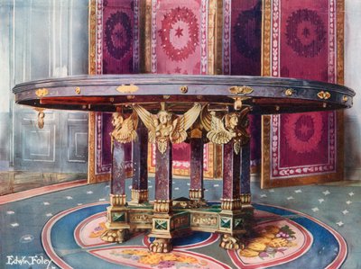 Ronde tafel van verschillende marmeren, met gegraveerde vergulde monturen. Vouwscherm van gesneden en verguld hout met zijden panelen door Edwin John Foley