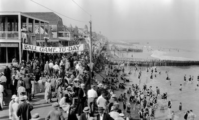 Strand van Atlantic City in de zomer met promenade door Edwin L. Wisherd