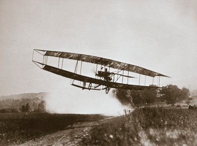 Amerikaanse Vlieger Glenn Curtiss maakt de Eerste Zwaarder-dan-lucht Vlucht in zijn 