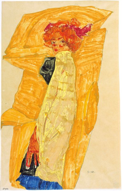 Gerti voor okerkleurige draperie, 1910 door Egon Schiele