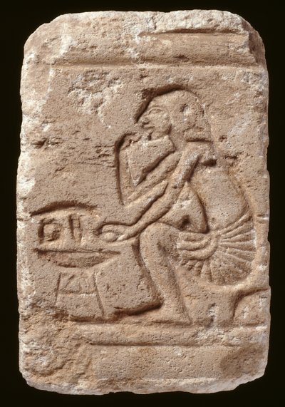 Reliëf van een man zittend naast een tafel, Amarna Periode door Egyptian
