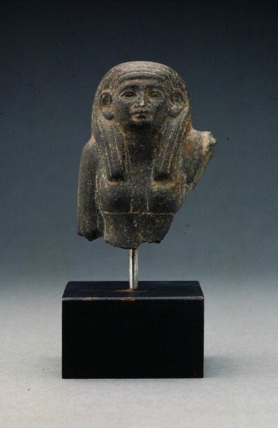 Hoofd en schouders van een vrouw uit een groepsbeeld, waarschijnlijk een funeraire dyade, Middenrijk door Egyptian 12th Dynasty