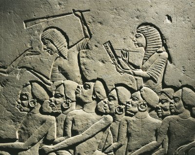 Een groep negroid gevangenen omringd door bewakers gewapend met knuppels terwijl een schrijver een rapport opstelt. Reliëf uit het graf van Horemheb in Saqqara, detail door Egyptian 18th Dynasty
