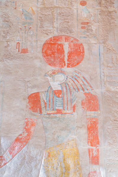 Bas-reliëf van de zonnegod Ra, Hatshepsut-tempel van Deir Al Bahari, Luxor, Egypte door Egyptian 18th Dynasty