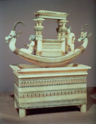 Kist met een boot versierd met twee hoofden van een Syrische steenbok en twee vrouwelijke figuren die vermoedelijk prinses Mutnedjmet zijn, uit het graf van Toetanchamon door Egyptian 18th Dynasty