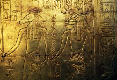 Godheden, gravure van achterpaneel van derde grafkapel bedekt met goud, Schatkamer van Toetanchamon, Egypte, Egyptische beschaving, Nieuwe Rijk, Dynastie XVIII door Egyptian 18th Dynasty
