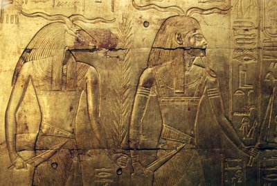 Godheden, gravure op achterpaneel van derde begrafeniskapel bedekt met goud, Schatkamer van Toetanchamon, Egypte, Egyptische beschaving, Nieuwe Rijk, Dynastie XVIII door Egyptian 18th Dynasty