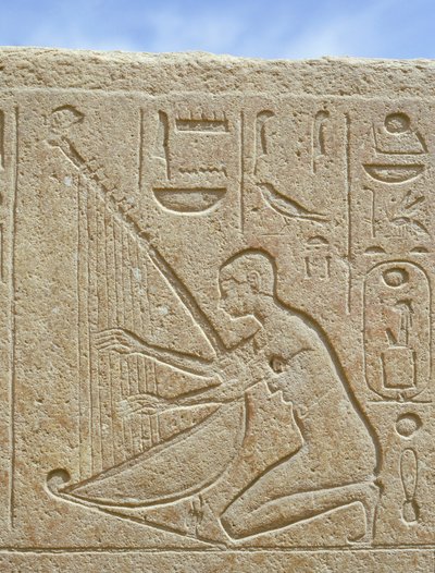 Detail van een reliëf met een muzikant, Karnark (foto) door Egyptian 18th Dynasty