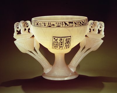 Drinkbeker in de vorm van een half geopende lotusbloem, gevonden bij de ingang van het graf van Toetanchamon door Egyptian 18th Dynasty