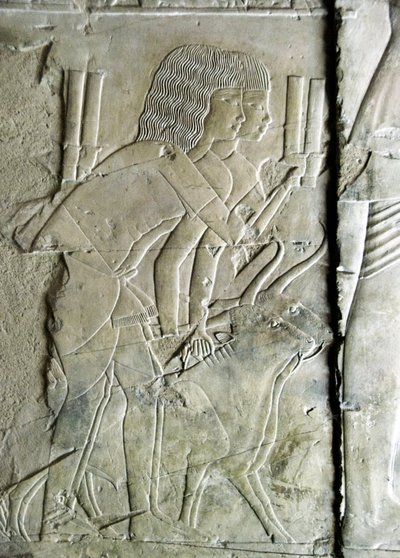 Egyptische oudheid: reliëf uit het graf van Kha em Het (Khaemhat) inspecteur van zolders en schrijver aan het hof van Amenophis III (TT57) mannen die bietenhoofden als offer aanbieden. 18e dynastie. 1530-1290 v.Chr. Vallei der Edelen. Luxor, Westoever, Egy door Egyptian 18th Dynasty