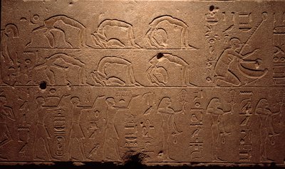 Egyptische oudheid: detail van een gegraveerd fresco met dansers, contortionisten en muzikanten. Periode van koningin Hatsjepsoet (18e dynastie). Luxor, Egyptisch Kunstmuseum door Egyptian 18th Dynasty