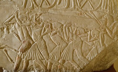 Egyptische oudheid: slaven dragen een obelisk tijdens de grote werken van faraonisch Egypte. Detail van een reliëf uit het graf van een hoge ambtenaar van de late 18e dynastie door Egyptian 18th Dynasty