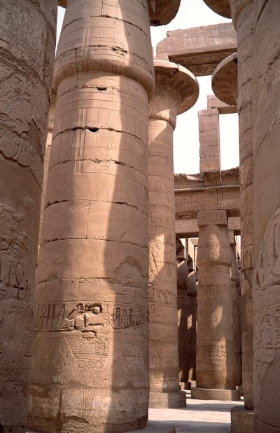 Egyptische oudheid: uitzicht op de zuilen van de hypostyle zaal van de Tempel van Amon. Karnak, Luxor, Egypte door Egyptian 18th Dynasty
