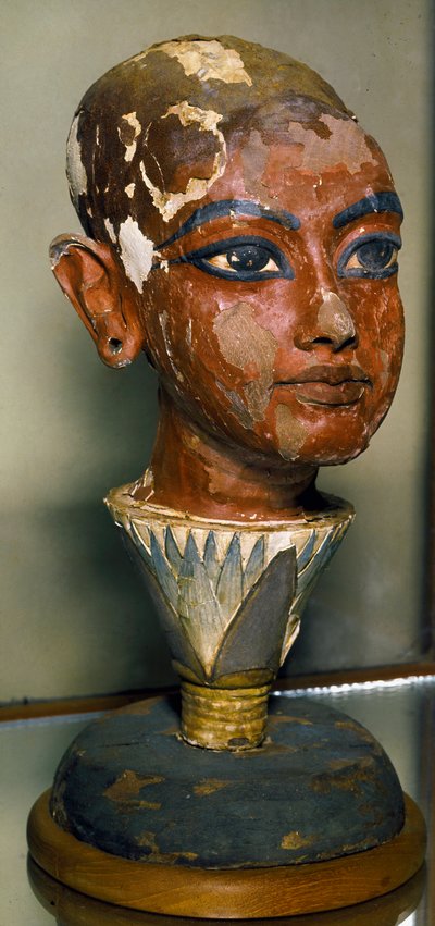 Egyptische oudheden: portret van de jonge farao Toetanchamon ondersteund door een lotusblad. Beschilderd houten beeldhouwwerk. Uit de schatkamer van Toetanchamon. Egyptisch Museum, Caïro door Egyptian 18th Dynasty