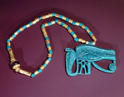 Oog van Ra pectorale, uit het graf van Toetanchamon, Nieuwe Koninkrijk door Egyptian 18th Dynasty