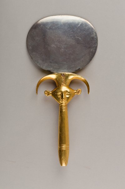 Spiegel met Handvat in de Vorm van een Hathor Embleem, ca. 1479-1425 v.Chr. (zilver, hout en goud) door Egyptian 18th Dynasty