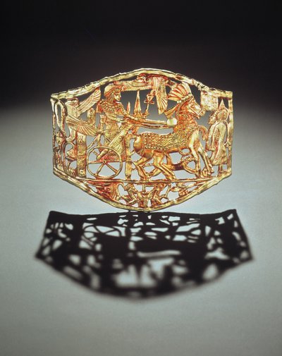 Opengewerkte Plaque of Gesp die de Triomfantelijke Terugkeer van de Koning met Gevangenen Toont, uit het Graf van Toetanchamon door Egyptian 18th Dynasty