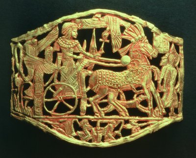 Opengewerkte plaquette of gesp die de triomfantelijke terugkeer van de koning met gevangenen toont, uit het graf van Toetanchamon door Egyptian 18th Dynasty