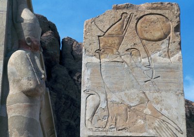 Zuil met bas-reliëf van Horus en dubbele kroon rustend op uraeus, symbool van koninklijke macht, Dodentempel van Hatsjepsoet, Deir el-Bahari, Luxor, Thebe (UNESCO Werelderfgoedlijst) door Egyptian 18th Dynasty