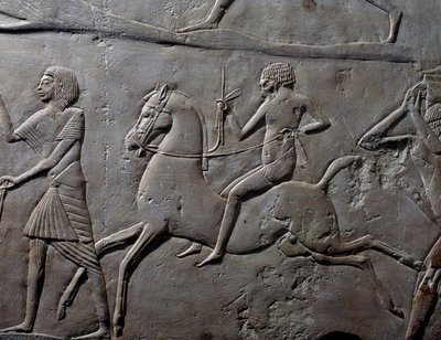 Estafette te paard, (detail), kalkstenen reliëf van militair kamp van soldaten, uit Memphitisch Graf van Horemheb in Saqqara, Egyptische beschaving, Nieuwe Rijk, Dynastie XVIII door Egyptian 18th Dynasty