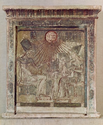 Stèle met de Aten die leven en voorspoed geeft aan Amenophis IV (Akhenaten) (c.1352-1336 v.Chr.) zijn vrouw, Nefertiti en drie van hun dochters, uit Tell el-Amarna, Nieuwe Koninkrijk, c.1353-1337 v.Chr. door Egyptian 18th Dynasty