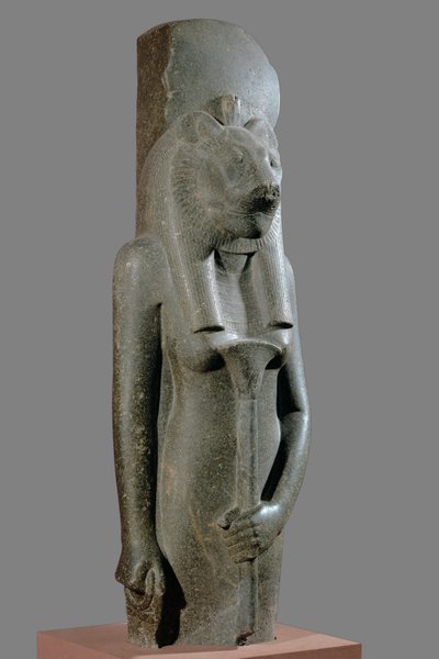 De Godin Sekhmet met een scepter in de vorm van een papyrusstengel ... door Egyptian 18th Dynasty