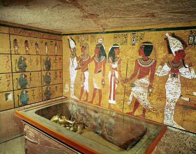 De grafkamer in het graf van Toetanchamon, Nieuwe Koninkrijk door Egyptian 18th Dynasty