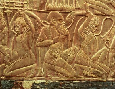 De vijanden van Egypte overwonnen en tot slaaf gemaakt, detail van de binnenkant van een van de staatskoetsen gevonden in het graf van Toetanchamon door Egyptian 18th Dynasty