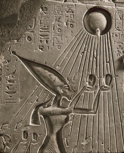 De koninklijke familie van Amenophis IV Akhnatonoffert een offer aan Aton, de zonnegod (reliëf) door Egyptian 18th Dynasty