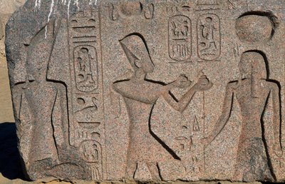 Blok met reliëfs en inscripties van Ramses II, Grote Tempel van Amon, Tanis, Egypte, Egyptische beschaving, Nieuwe Rijk, Dynastie XIX door Egyptian 19th Dynasty