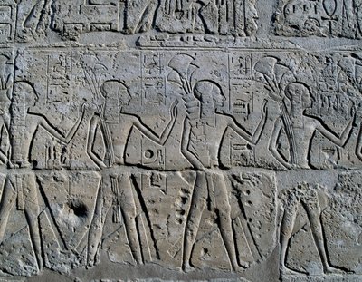 Personages die mijnbouwdistricten symboliseren brengen hun eerbetoon aan god, reliëf, Ramesses II Binnenplaats, Tempel van Amon (Unesco Werelderfgoedlijst) door Egyptian 19th Dynasty
