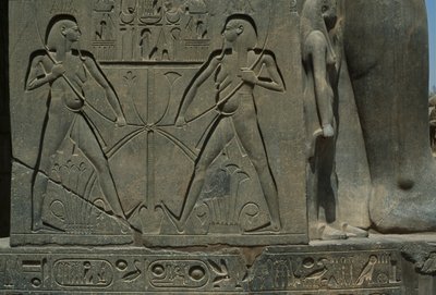 Detail van een reliëf dat twee mannen afbeeldt door Egyptian 19th Dynasty