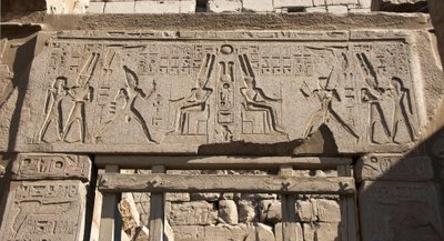 Egyptische oudheid: zicht op de architraaf die de voorstelling van Farao Ramses II eert de god Amon en hiërogliefen, tempel van Farao Ramses II (1292-1186 v.Chr.) in Luxor. Oostelijke Oever (Thebe), Egypte door Egyptian 19th Dynasty