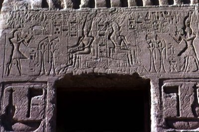 Latei boven de ingang van de Tempel van Koningin Nefertari, Nieuwe Koninkrijk, c.11250 v.Chr. door Egyptian 19th Dynasty