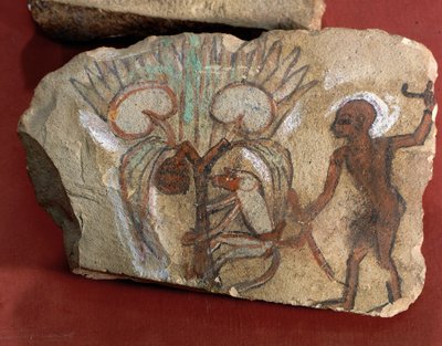 Ostrakon dat een aap toont die dadels plukt, bekeken door een jonge man uit Egypte, West-Thebe, Deir el-Medina door Egyptian 19th Dynasty