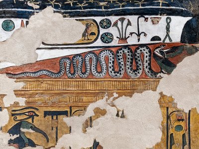 Schilderij van een gevleugelde cobra in het graf van koningin Nefertari door Egyptian 19th Dynasty