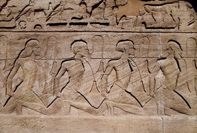Gevangenen die de overwinningen van Farao Ramses II illustreren, Bas-reliëf bij de ingang van de grote tempel van Ramses II, Egypte, Abu Simbel door Egyptian 19th Dynasty