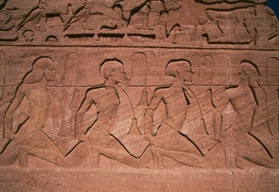 Gevangenen van het Noorden, bas-reliëf aan de voet van de reuzen van de Grote Tempel van Ramses II, Abu Simbel (UNESCO Werelderfgoedlijst) door Egyptian 19th Dynasty