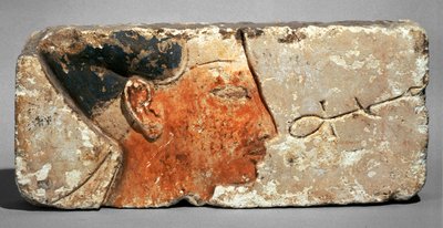 Profiel van een koning, waarschijnlijk Ramses II - Profiel van farao Ramses II. Beschilderd kalksteen ... door Egyptian 19th Dynasty