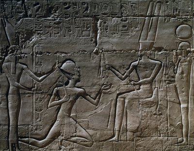 Ramesses II voor Amon-Ra, reliëf, Grote Hypostyle Hal, Tempel van Amon, Karnak Tempelcomplex (Unesco Werelderfgoedlijst) door Egyptian 19th Dynasty