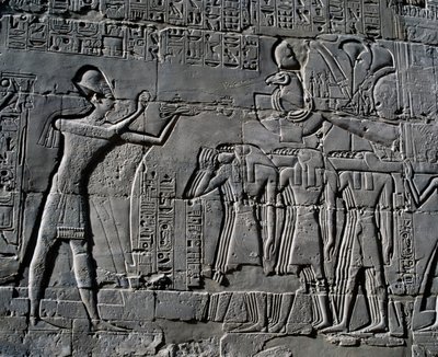 Ramesses II brengt offers voor de heilige boot, reliëf, binnenmuren van de Grote Hypostyle Hal, Karnak tempelcomplex (Unesco Werelderfgoedlijst) door Egyptian 19th Dynasty