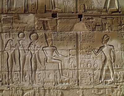 Reliëf met Seti I die een offer brengt aan Amon, uit de noordelijke buitenmuur van de Hypostyle Zaal door Egyptian 19th Dynasty