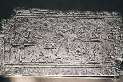 Reliëf van Ptahotep en Tauseret uit Saqqara, het paar ontvangt offers van hun oudste zoon Amenheb en andere kinderen door Egyptian 19th Dynasty