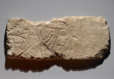Reliëf van een vrouw, mogelijk uit Tell el-Amarna, Nieuwe Koninkrijk, c.1353-1336 v.Chr. door Egyptian 19th Dynasty