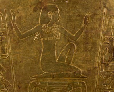 De godin Isis, decoratief detail van sarcofaag van Koningin Tuya, moeder van Ramses II, verguld hout, Egyptische Beschaving, Nieuwe Koninkrijk, Dynastie XIX door Egyptian 19th Dynasty