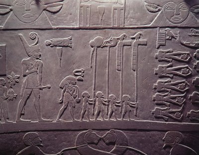 De Narmer-palet: ceremoniële palet met koning Narmer, met de rode kroon van Beneden-Egypte, die gebonden en onthoofde gevangenen inspecteert, gevonden in Hieraconpolis, Vroeg-dynastieke Periode, ca. 3000 v.Chr. door Egyptian 1st Dynasty