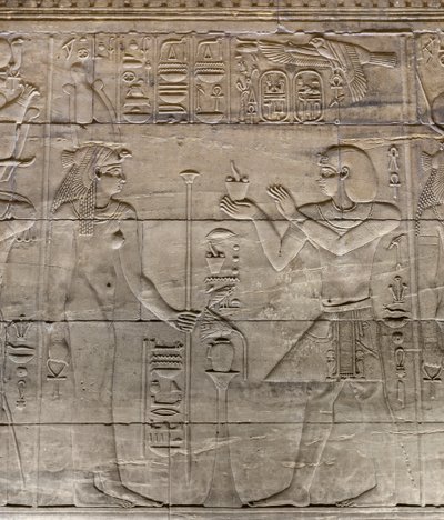 Reliëfs in het binnenste heiligdom, Philae tempel, Aswan, Egypte door Egyptian 30th Dynasty